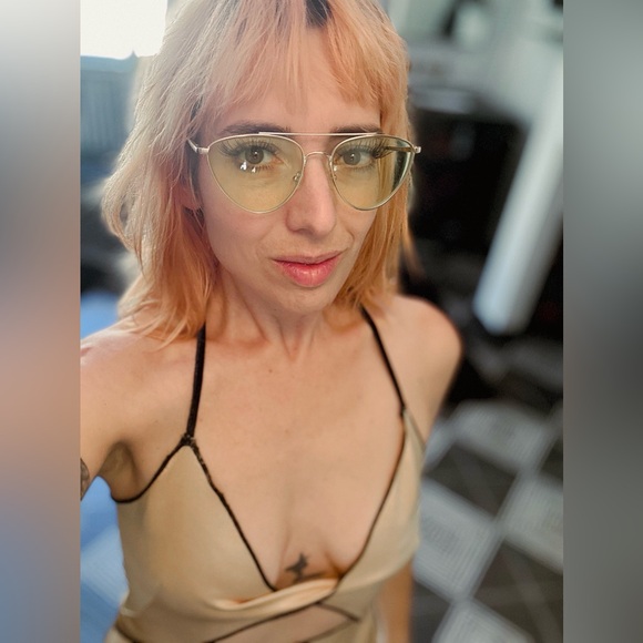 Hi, I’m Max! I love fashion and interior design. - Picture 4 of 17